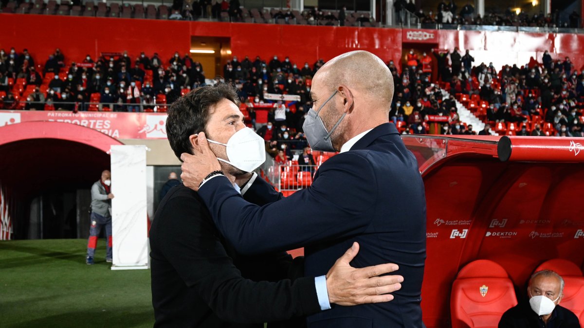 Rubi y Jémez se saludan en su último duelo el año del ascenso del Almería a Primera.