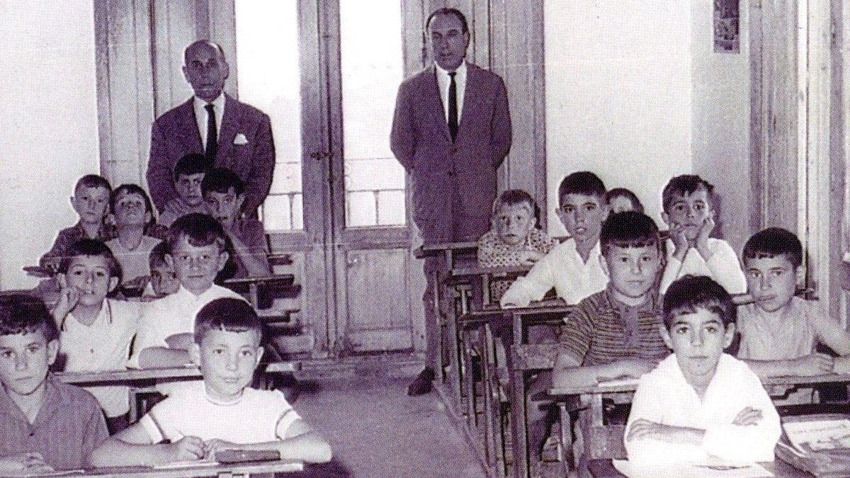 Una clase en la escuela de Sorbas, en la década de los 50, atendida por los profesores Antonio Cruz Colomer y Nicolás López Rodríguez.