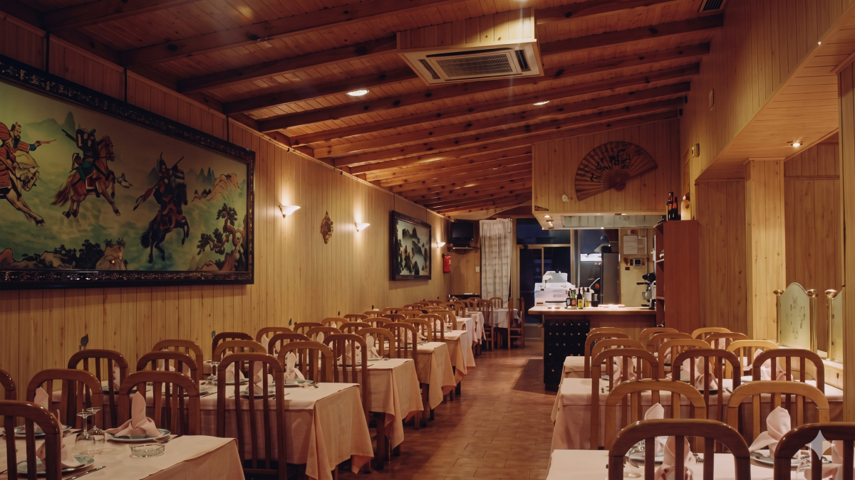 Imagen del comedor del restaurante Zhen De, en la Av. del Mediterráneo.