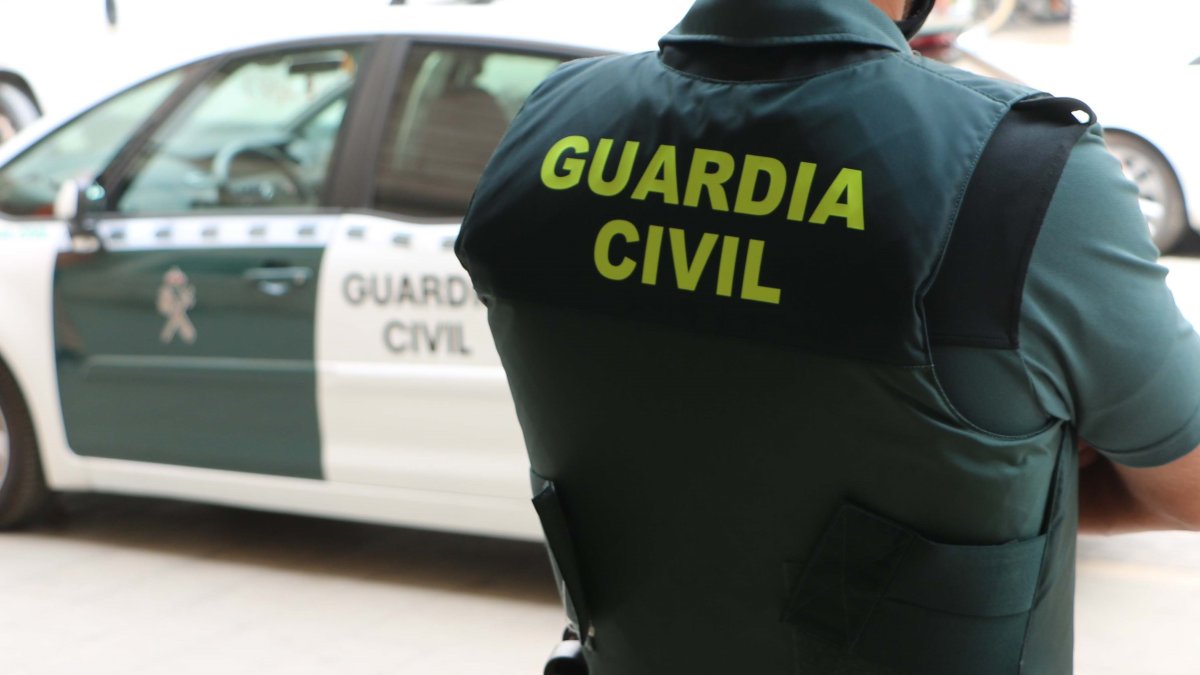 Archivo - Un agente de la Guardia Civil (archivo)