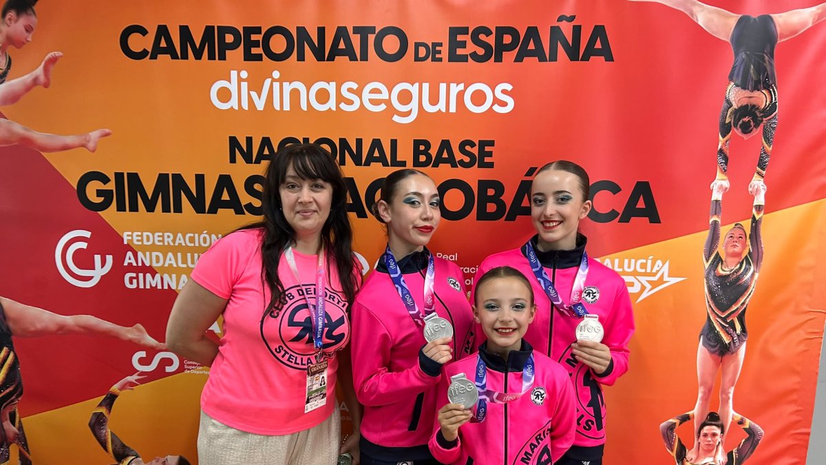 Las chicas celebrando la merecida medalla.