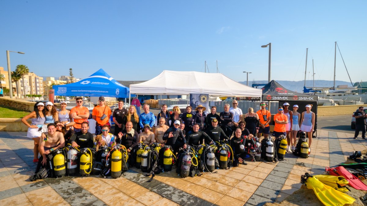 Foto en grupo de los participantes en esta jornada de limpieza