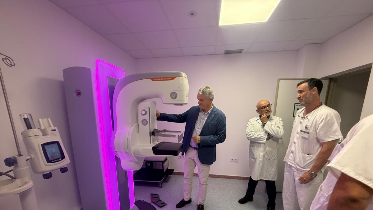 El delegado territorial de Salud y Consumo, Juan de la Cruz Belmonte, visita la sala donde ya funciona este equipamiento