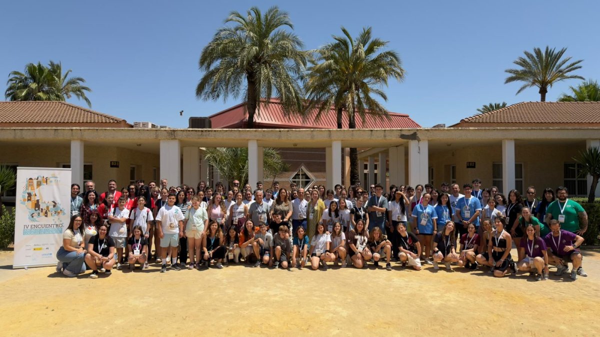 Foto en grupo de los jóvenes participantes