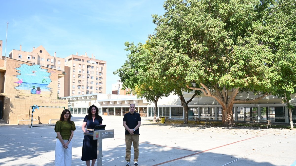 La alcaldesa, María del Mar Vázquez, presenta el plan de actuación que se ejecutará durante el verano