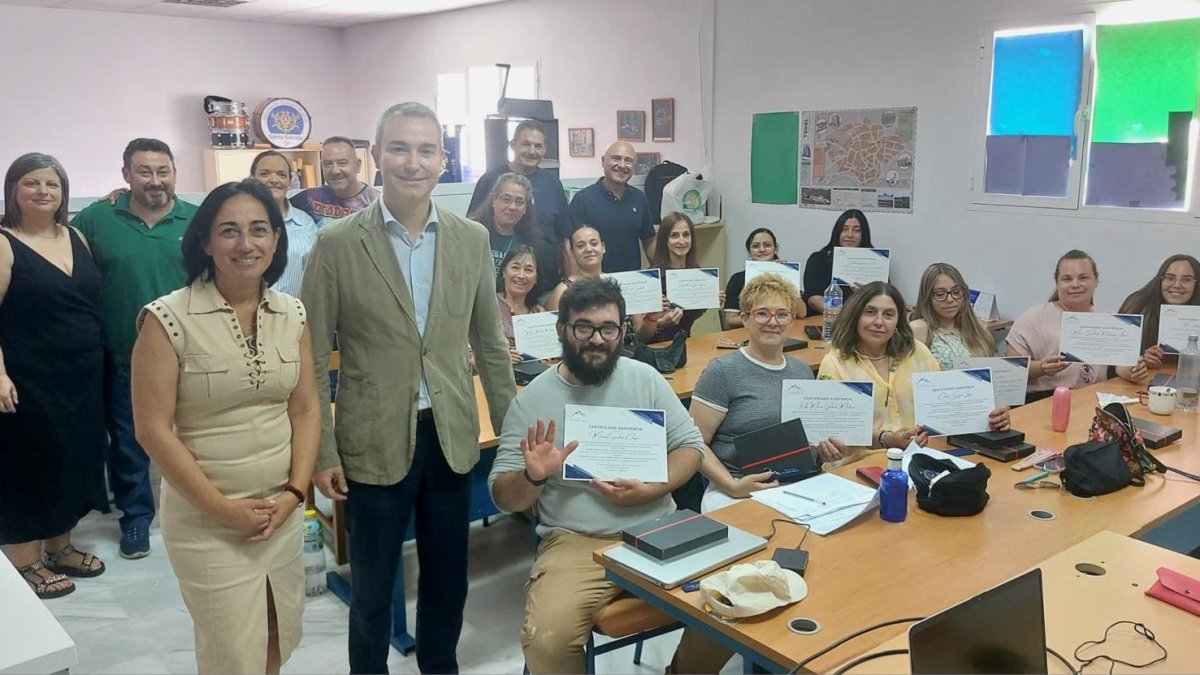 Los alumnos muestran sus diplomas