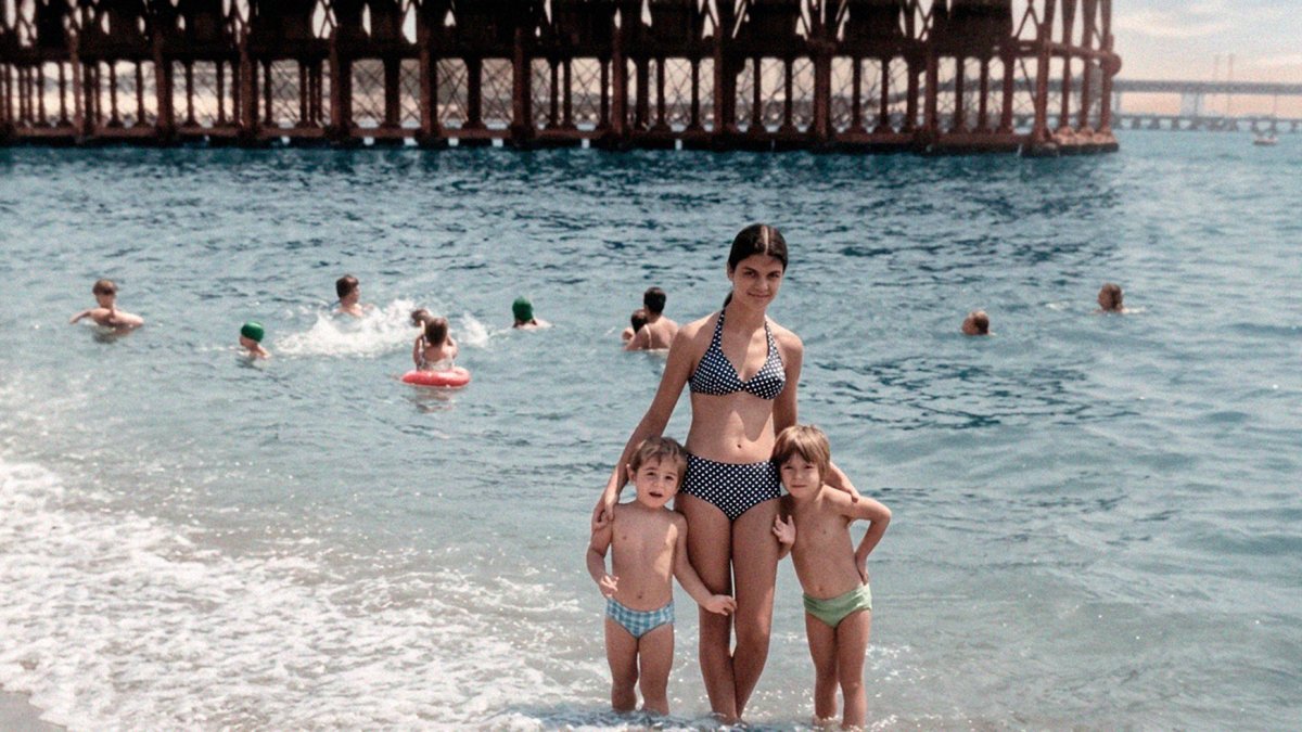 Uno de los escenarios del verano en Almería era la pequeña playa que existía junto al cargadero de mineral de las Almadrabillas.