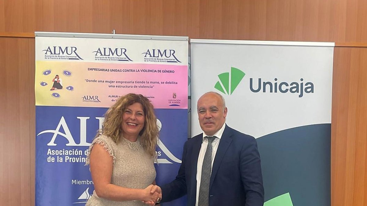 Firma de un convenio por parte del director territorial de Andalucía Oriental de Unicaja, Juan Cayuela, y la presidenta de Almur, Amalia Salvador.