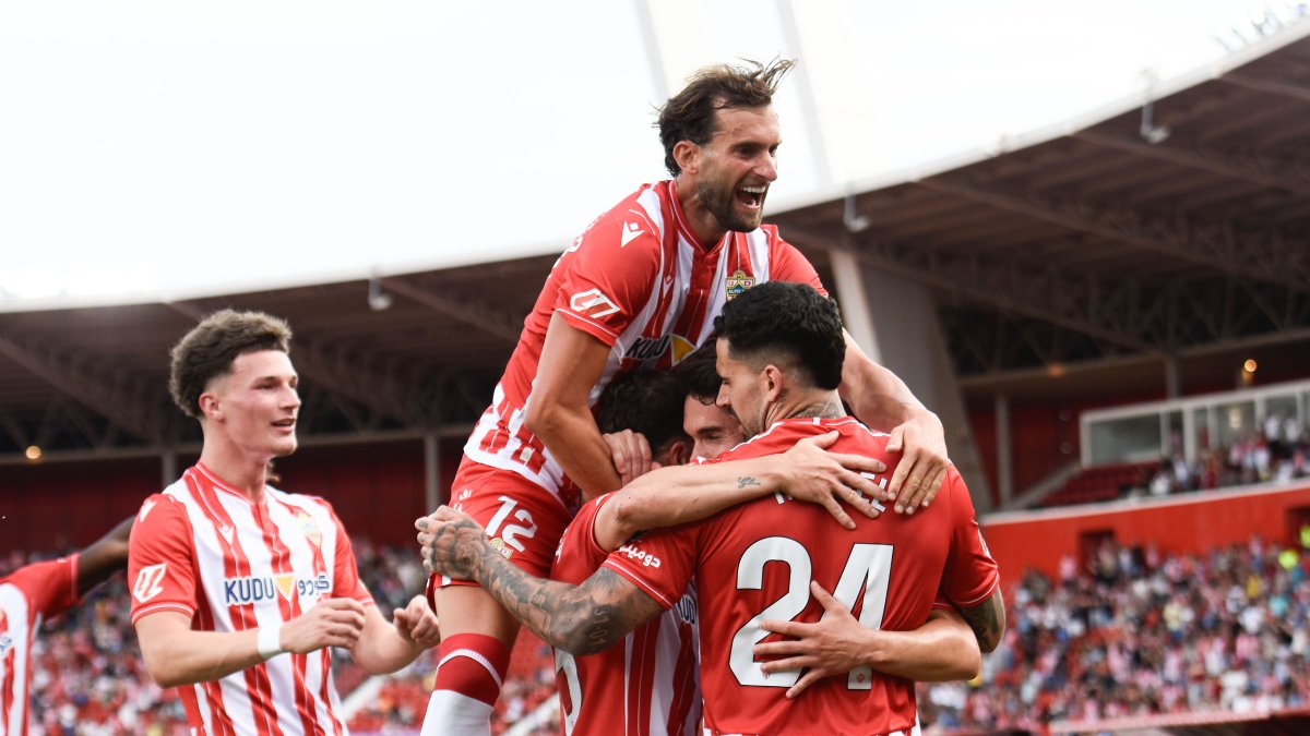 Con los partidos de vuelta en casa el Almería es favorito para el ascenso.