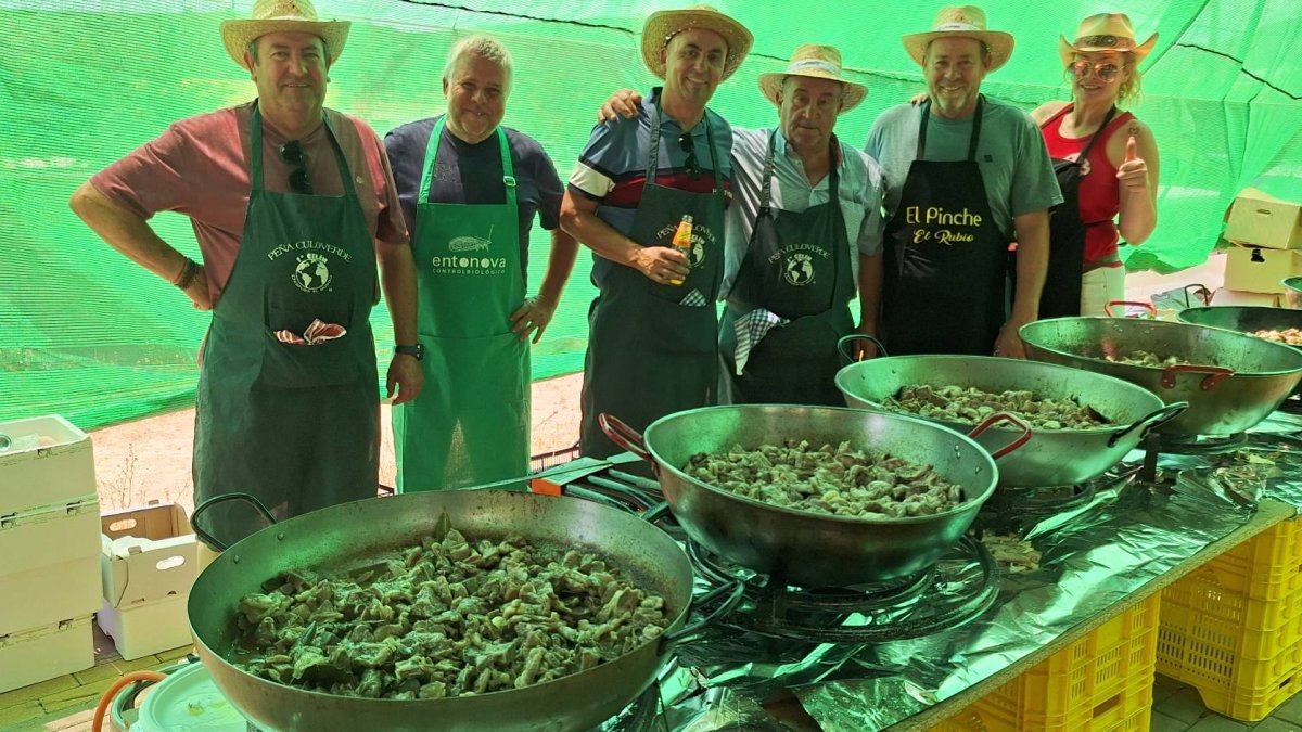 Cientos de vecinos y visitantes se reunieron en torno a uno de los platos más representativos de la cocina tradicional del municipio