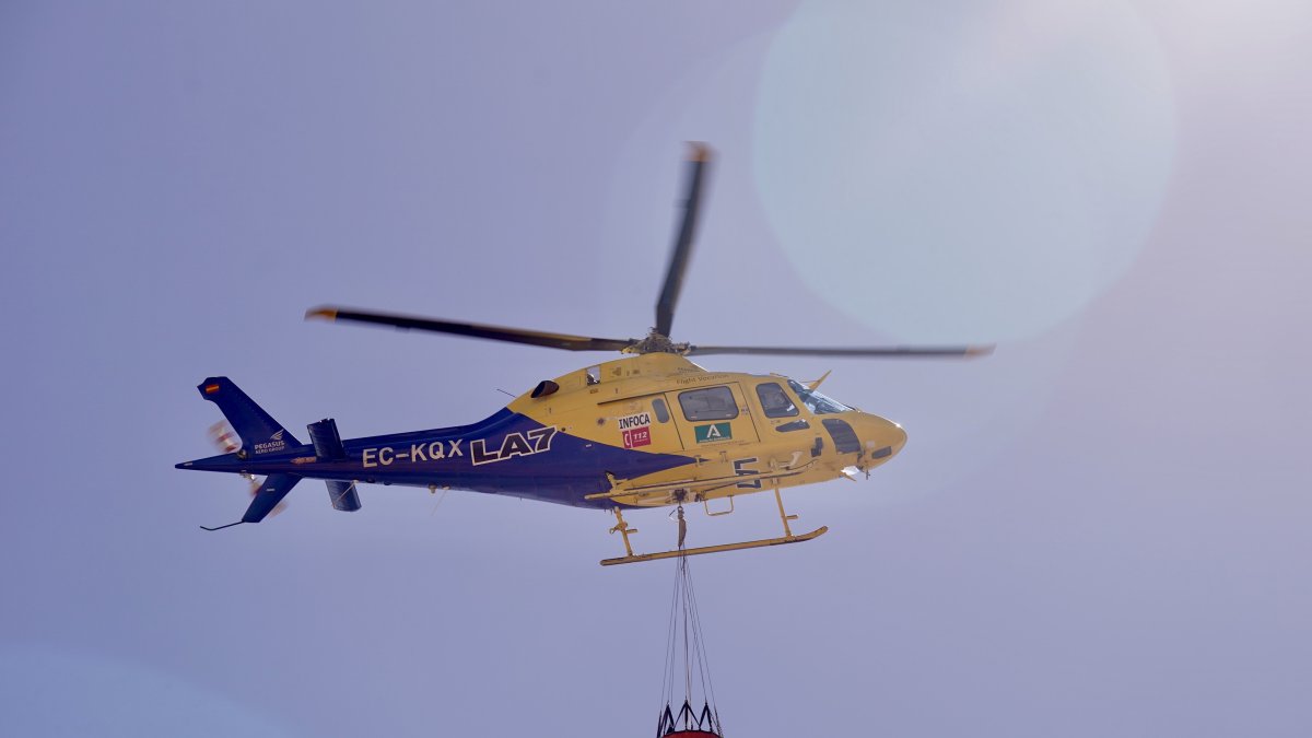 Archivo - Un helicóptero del Infoca.