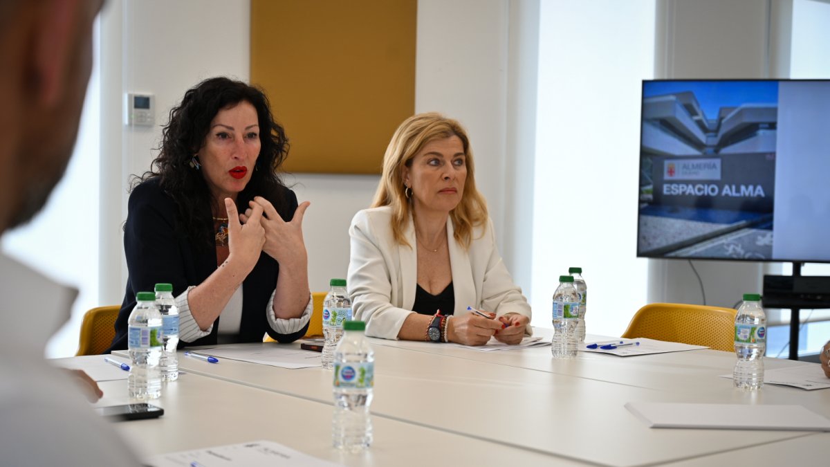 La alcaldesa, María del Mar Vázquez, junto a la concejala de Familia, Inclusión e Igualdad, Paola Laynez, en el Espacio Alma.
