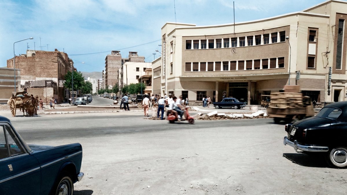 La rotonda de la estación de autobuses en 1966, cuando estaban construyendo la fuente que fue inaugurada ese mismo verano. El carro representaba el pasado, los coches, la llegada de una nueva época.
