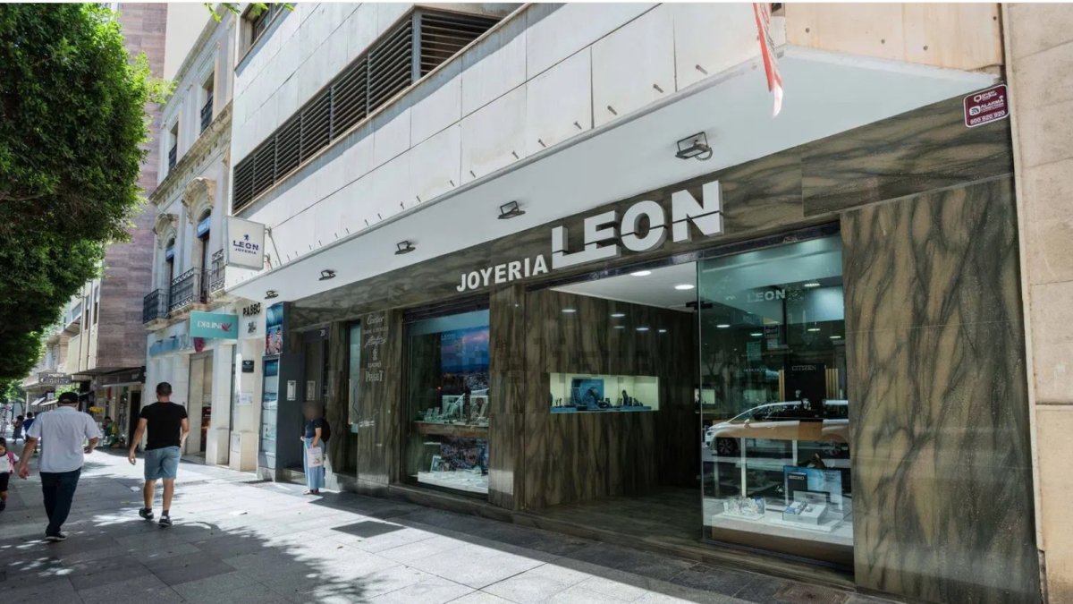 Fachada de la Joyería León, en el Paseo de Almería.