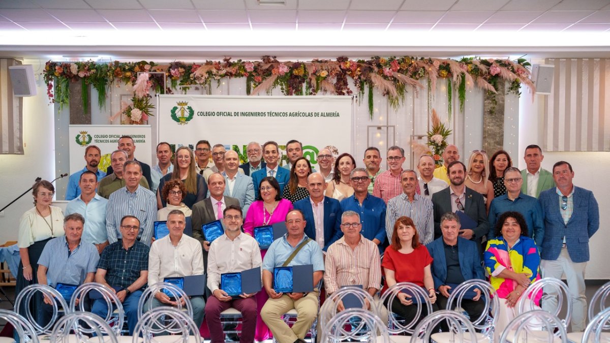 Homenaje y reconocimiento por los 25 años de colegiación, poniendo en valor su dedicación y vocación profesional.