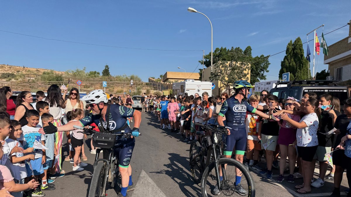 Los niños del CEIP Goya reciben a los ciclistas.