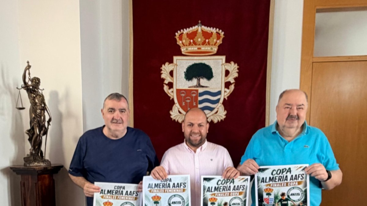 El alcalde y directivos AAFS presentando los carteles de las Finales.