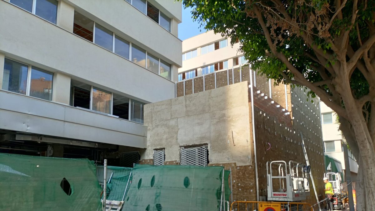 Obras de rehabilitación y reforma de la sede administrativa de la Junta de Andalucía situada en la calle Hermanos Machado de Almería.