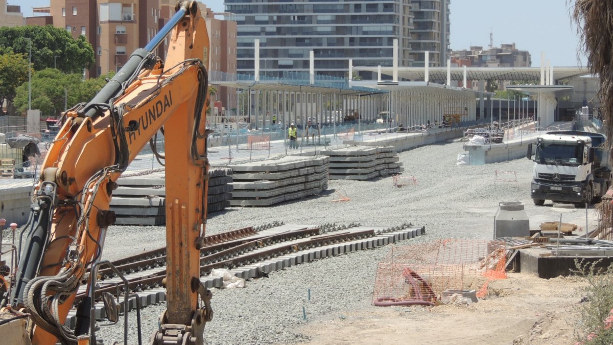 Las primeras vías se dejan ver en la Intermodal de Almería para la vuelta de los trenes convencionales este mismo año 2026.