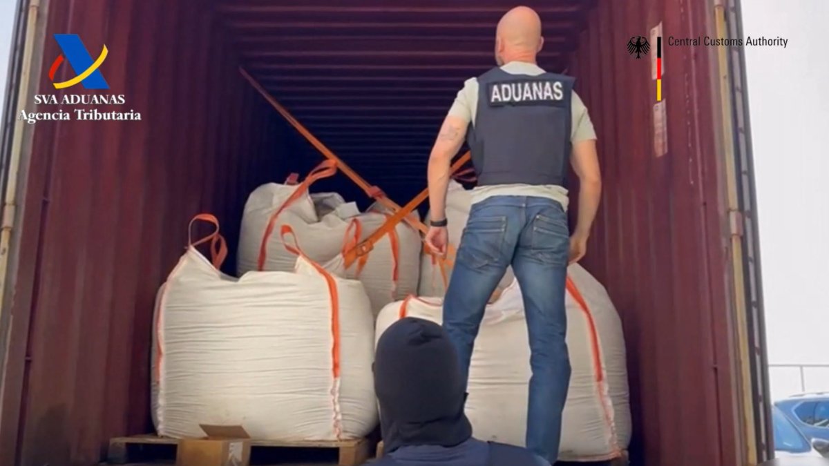 Agentes de Aduanas inspeccionan el contenedor en la nave de Pampanco.
