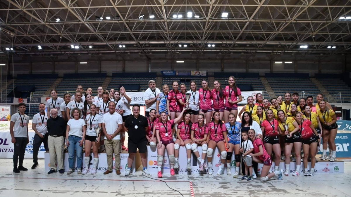Antonio Casimiro con el podio de la competición de ascenso a 1º Nacional.