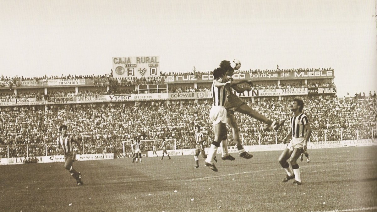 El marcador final al fondo y una afición entregada a una gesta.