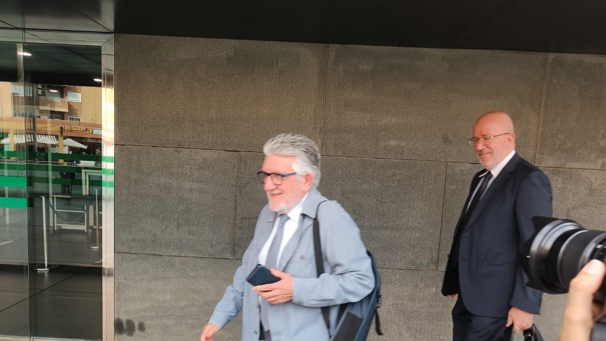 El abogado Pablo Luna, defensa de Óscar Líria y Ana Belén M.S. a su entrada en los juzgados de Almería.