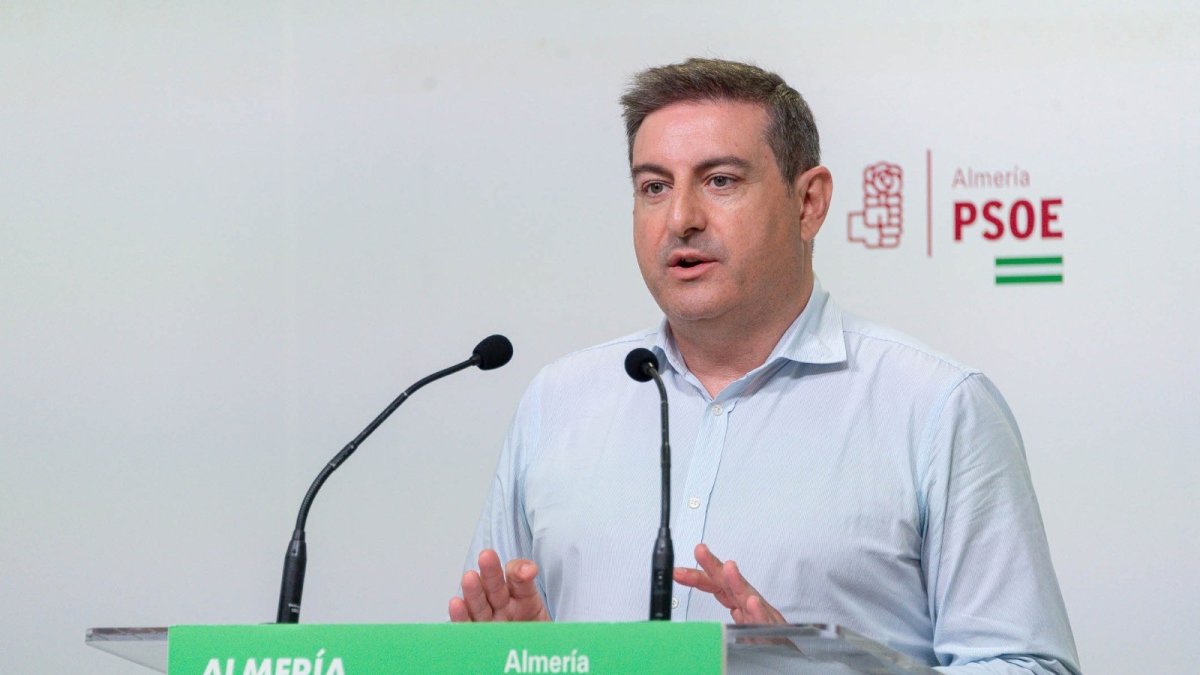 El secretario de Organización del PSOE de Almería, José Nicolás Ayala, durante la rueda de prensa.