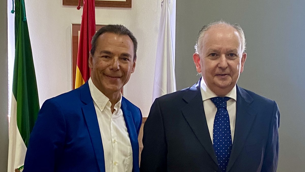 Luis Miguel Columna, reelegido presidente de la Audiencia Provincial de Almería, en su despacho junto al periodista Antonio Hermosa.