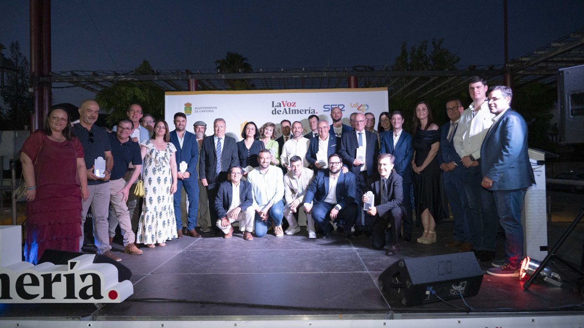 Fotografía de familia con los galardonados en los premios celebrada en Cantoria. En la imagen, aparecen acompañados por las autoridades presentes en el evento.