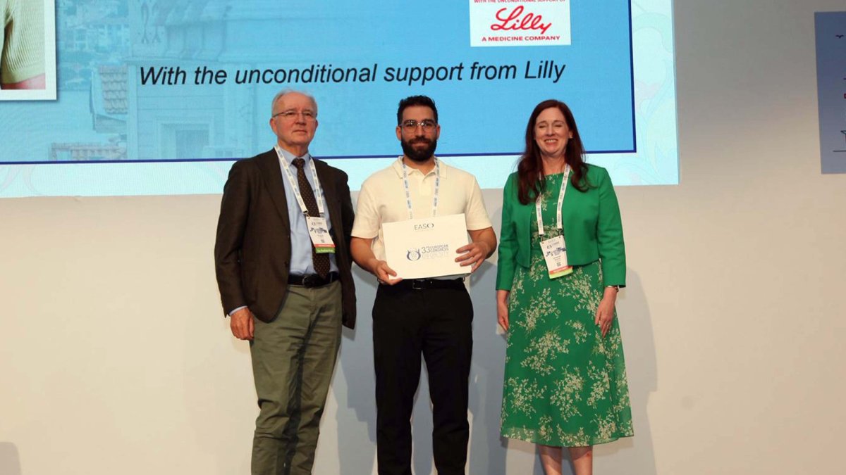 Pablo Jiménez López, investigador predoctoral de la UAL, muestra el premio internacional por su labor divulgativa en el Congreso Europeo de Obesidad.