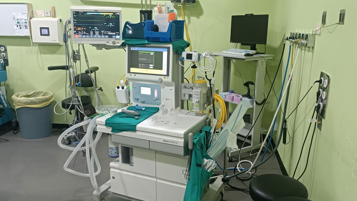 Equipo de anestesia de un hospital.