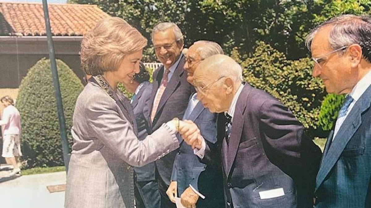 Miguel Vizcaino durante un acto institucinal con Doña Sofia y en primer plano a la derecha el ex ministro Rodolfo Martín Villa.