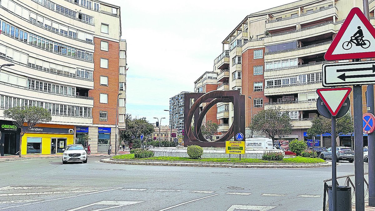 La Plaza de Barcelona es un canto al despropósito. Hasta la escultura de la fuente se suma al caos.