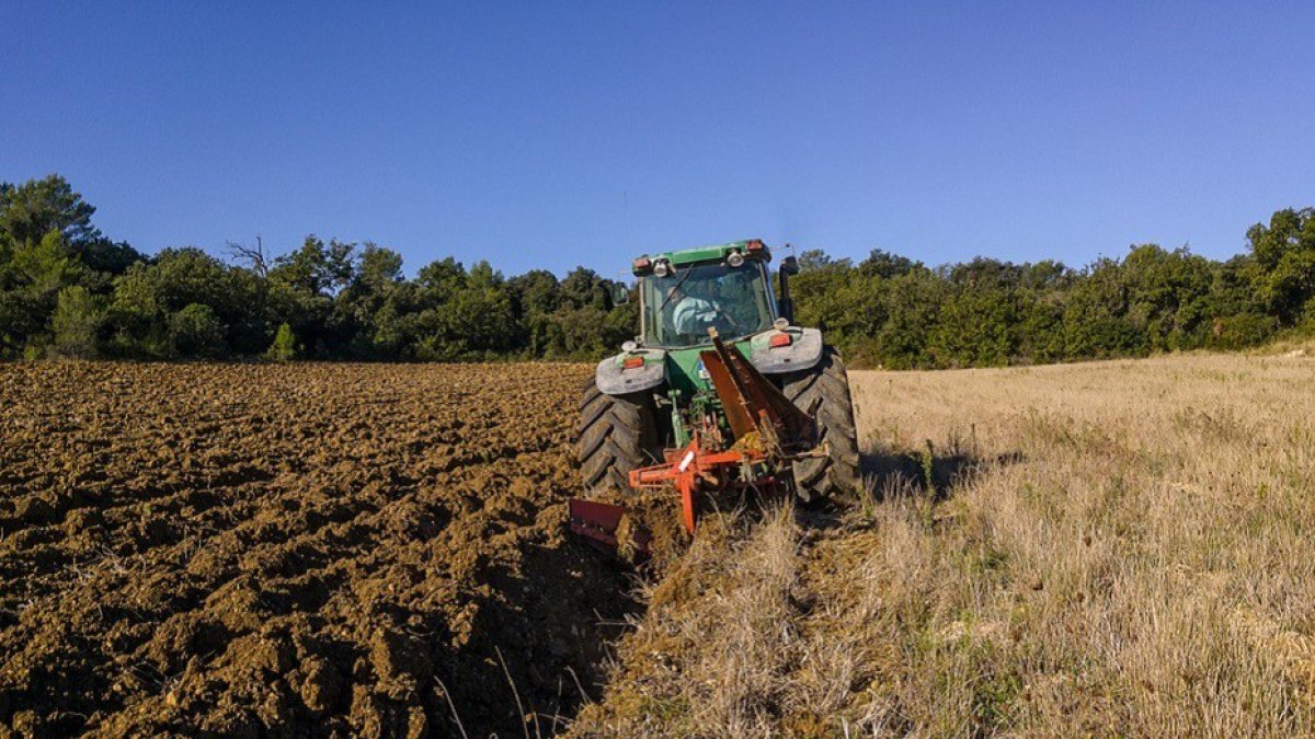 Archivo - Córdoba.- UGT y CCOO lamentan la muerte de tractorista en Fuente Tójar y piden extremar seguridad en vehículos agrícolas