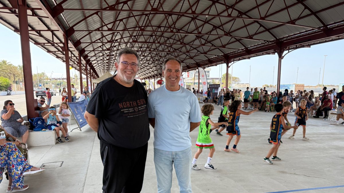 El concejal de Ciudad Activa, Movilidad Urbana y Deporte del Ayuntamiento de Almería, Antonio Casimiro, junto al delegado provincial de la Federación Andaluza de Baloncesto, José Cara, en El Tinglado.