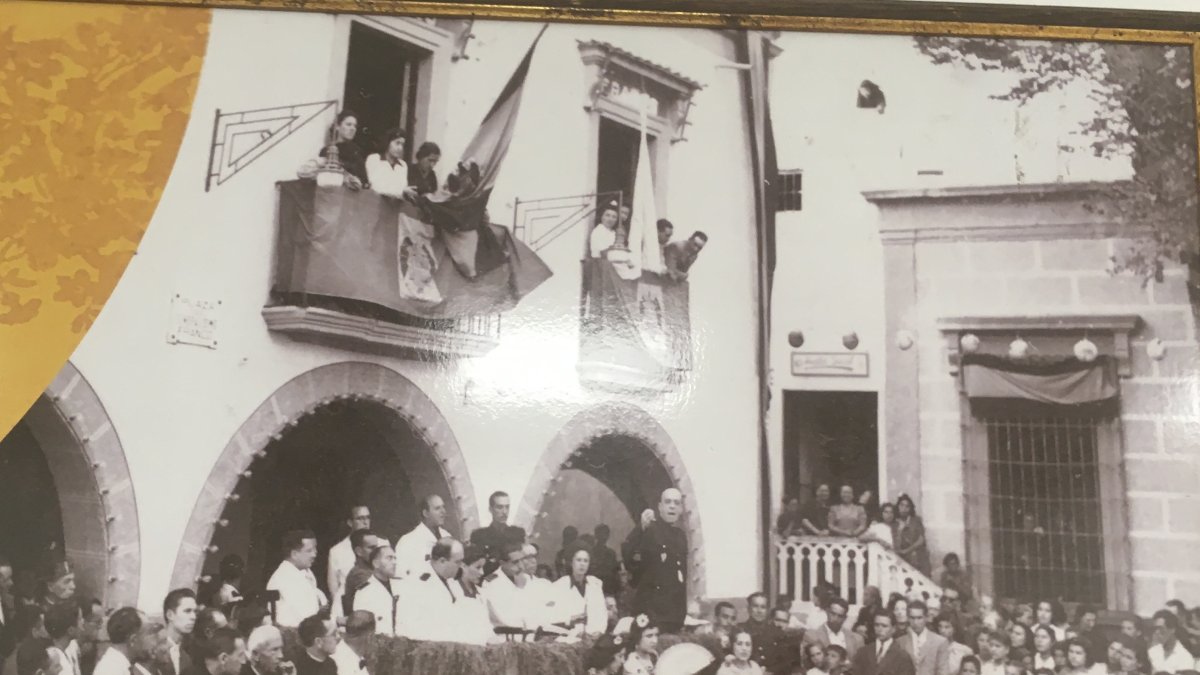Acto en Huércal del Almería en 1943, con motivo de la visita del Gobernador Civil. Se ve la fachada y los balcones del Ayuntamiento.