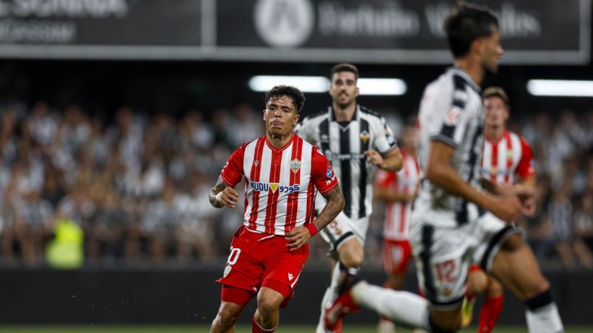 Nico Melamed despertó al Almería y fabricó una gol que puede valer al Primera.