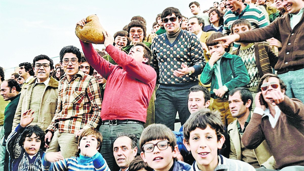 La bota de vino formaba parte del fútbol. Era la que calentaba a los aficionados para que no pararan de animar. En la foto, la grada del fondo sur del Franco Navarro en 1978.