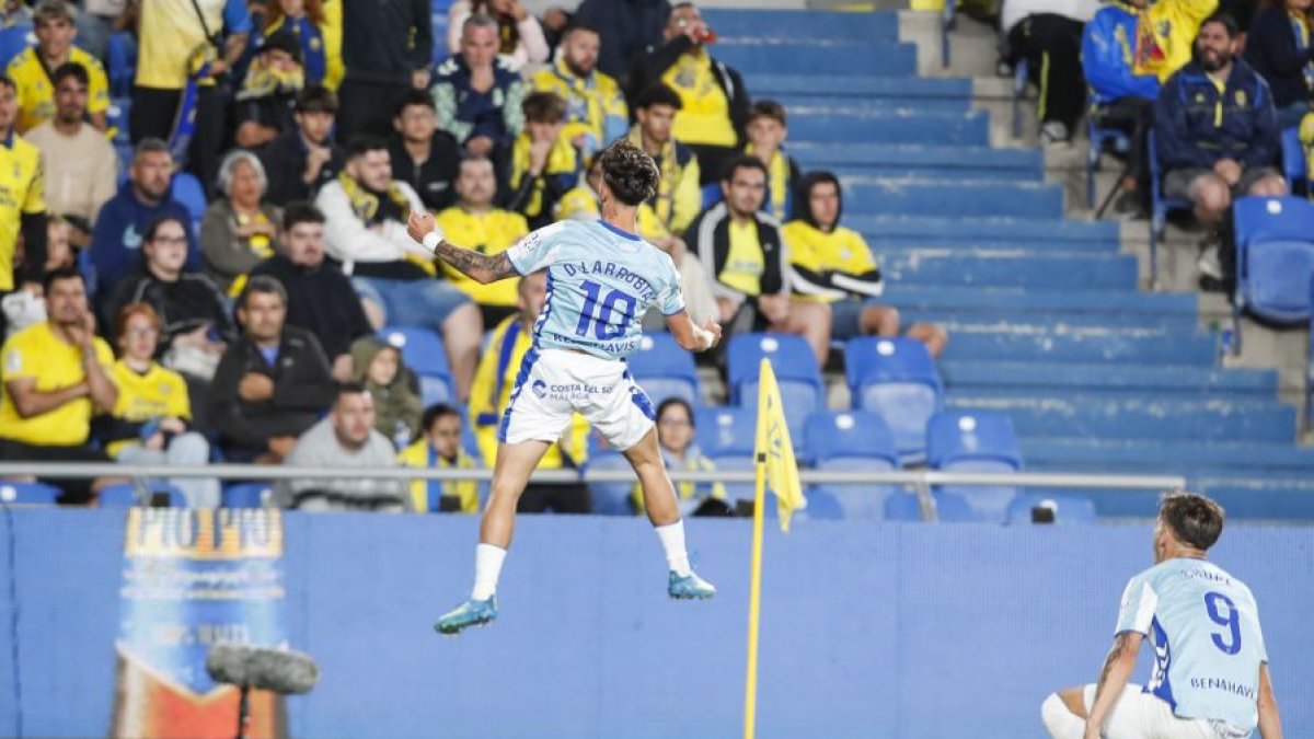 Larrubia estalla de alegría celebrando su gol con los seguidores del Málaga.