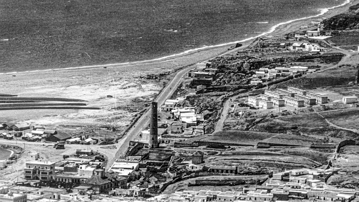 Vista panorámica de Adra. A la derecha de la imagen las “casillas blancas” recién construidas.