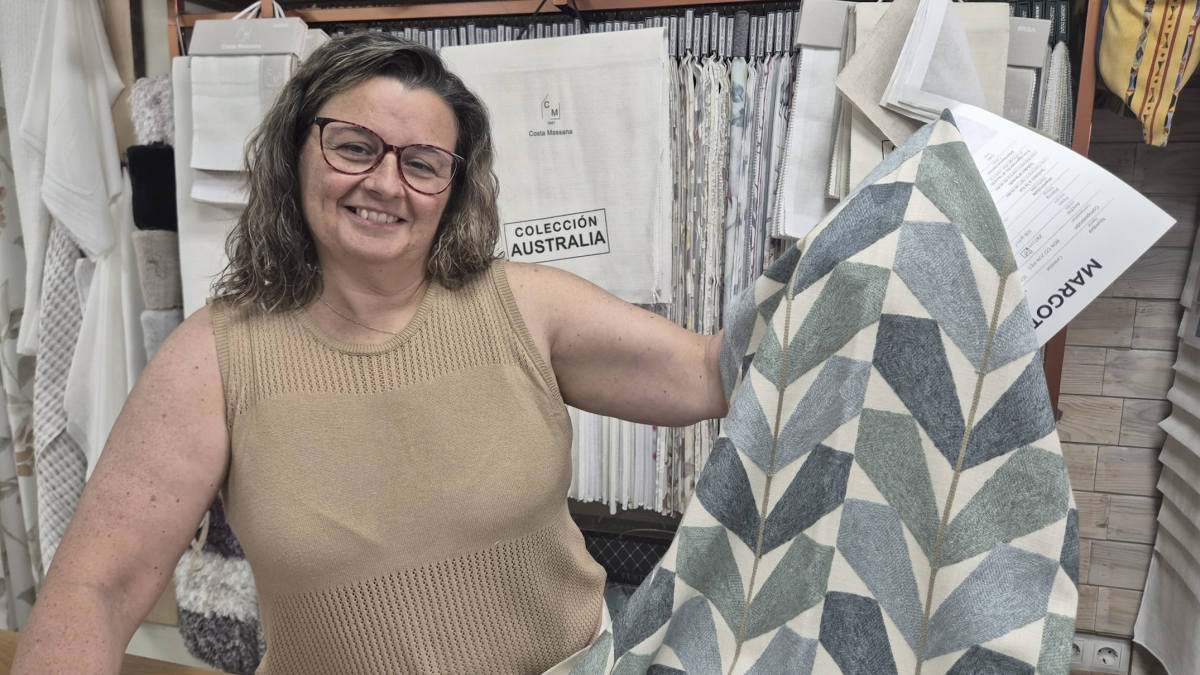 Isabel Gutiérrez muestra algunos de los tejidos técnicos disponibles en Textilhogar.