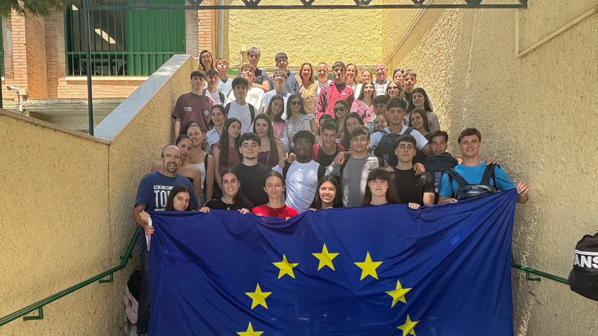 Visita de dos centros formativos al centro de Europe Direct Almería