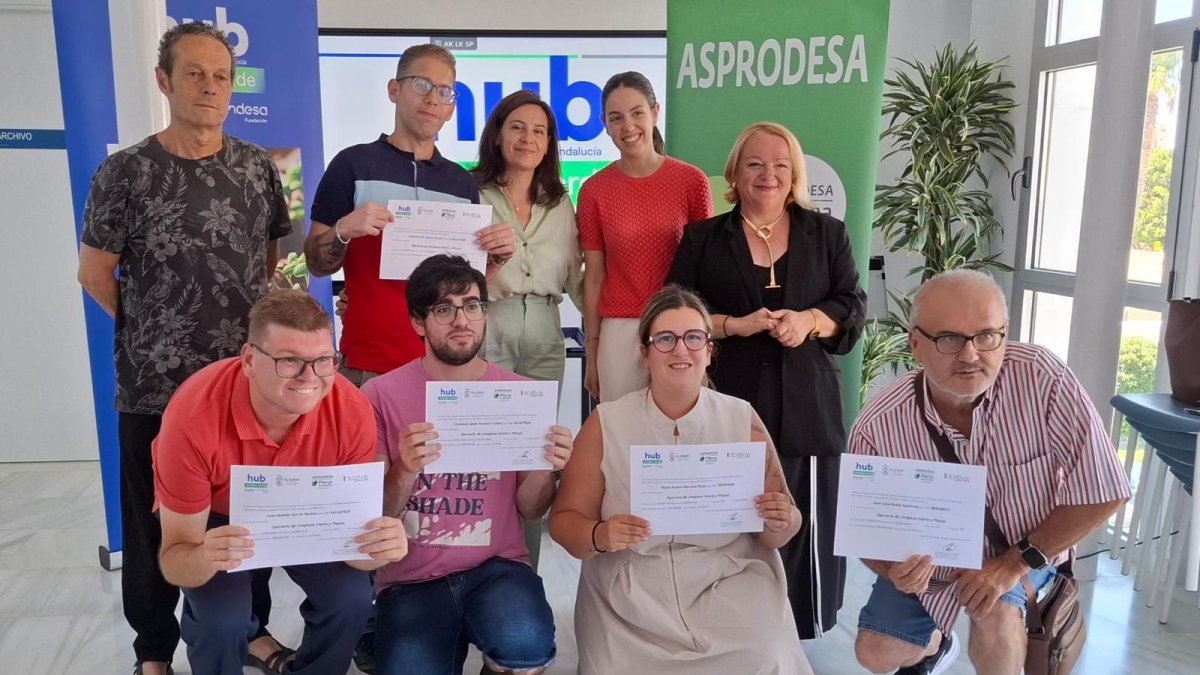 Entrega de diplomas de los cursos de limpieza para personas con discapacidad.