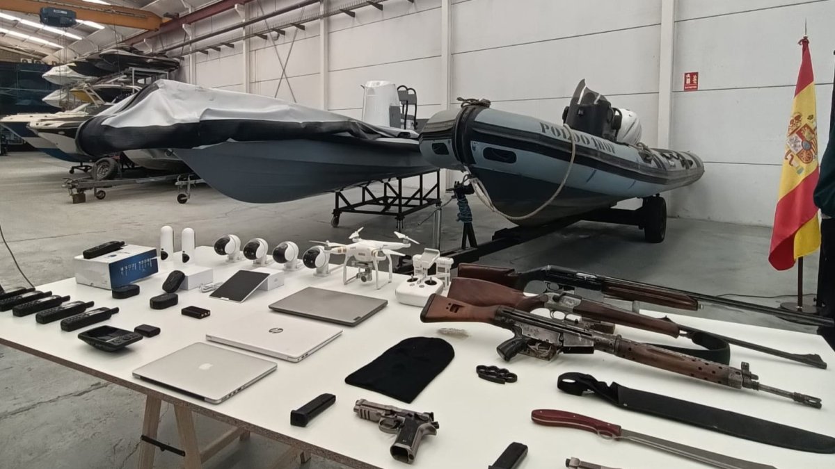 Archivo - Armas y embarcaciones intervenidas en una operación contra el narcotráfico en Almería