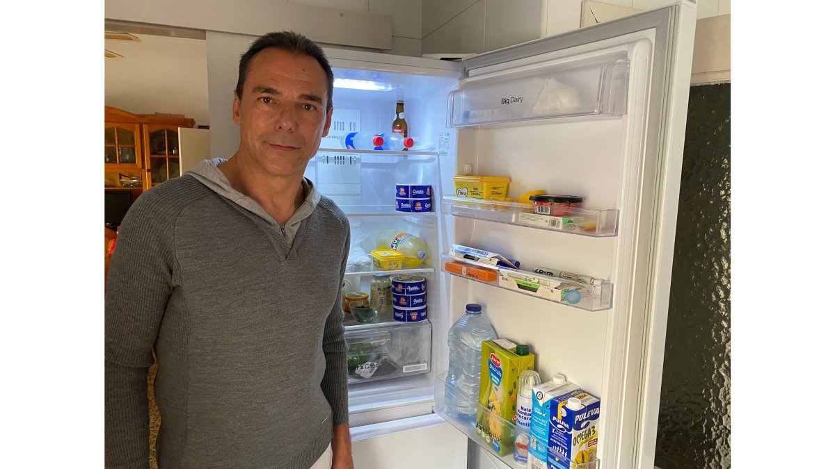 Antonio Hermosa junto a su frigorífico.