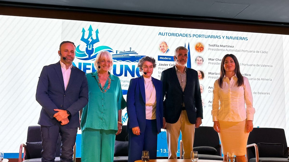 La presidenta de la Autoridad Portuaria de Almería, Rosario Soto, junto a representantes de autoridades portuarias y navieras durante la jornada técnica 'Neptuno', celebrada en Palma de Mallorca.