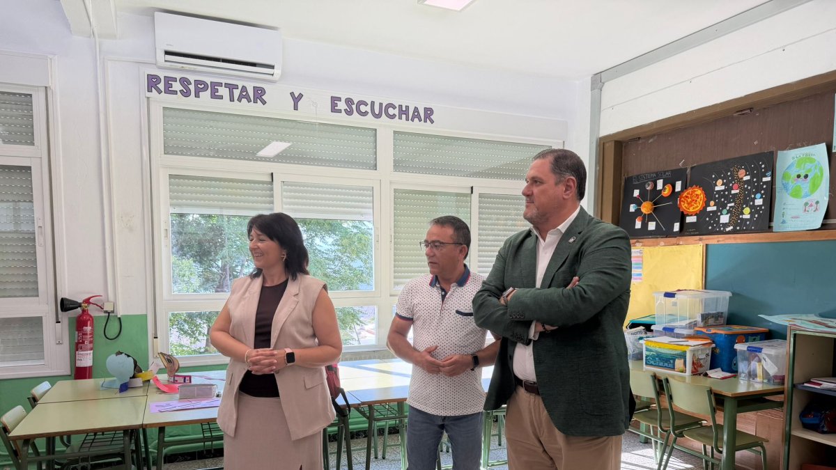 Francisco Alonso visita el colegio Santa Cruz de Canjáyar