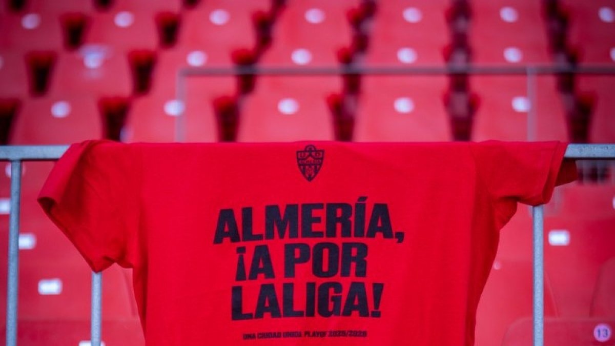La camiseta roja que se encontrará el aficionado en su asiento.