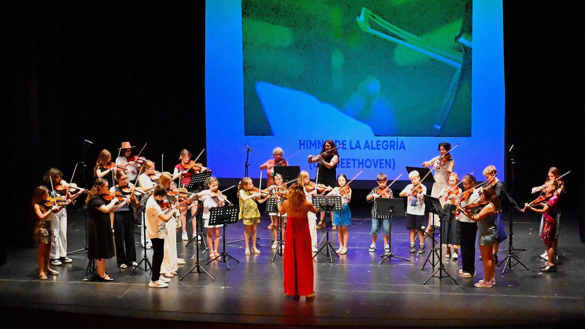 Gran audición de los alumnos de violín y viola en la Escuela Municipal de Música de Roquetas de Mar.